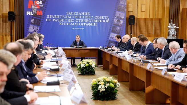 Вы сейчас просматриваете НЕ КВОТАМИ,ТАК ПОШЛИНАМИ: ВЛАДИМИР МЕДИНСКИЙ РАССКАЗАЛ О ПЛАНАХ ПО ПОДДЕРЖКЕ ОТЕЧЕСТВЕННОГО КИНО