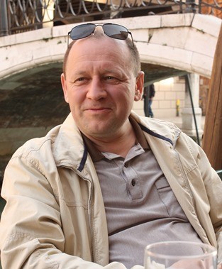 Вы сейчас просматриваете ПРОДЮСЕР АЛЕКСАНДР ГЕРАСИМОВ («ЧАРОДЕЙ РАВНОВЕСИЯ»): «ЦЕЛЬ ДОСТИГАЕТСЯ НЕ МАГИЕЙ И КОЛДОВСТВОМ, А ХОРОШИМИ ПОСТУПКАМИ И С ПОМОЩЬЮ ДРУЖБЫ»