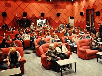 Вы сейчас просматриваете СЕТЬ «ЕВРИМАЖ» МОГУТ ПОПОЛНИТЬ КИНОТЕАТР «АНГЛЕТЕР» И КИНОКЛУБ «НЕФТЬ»